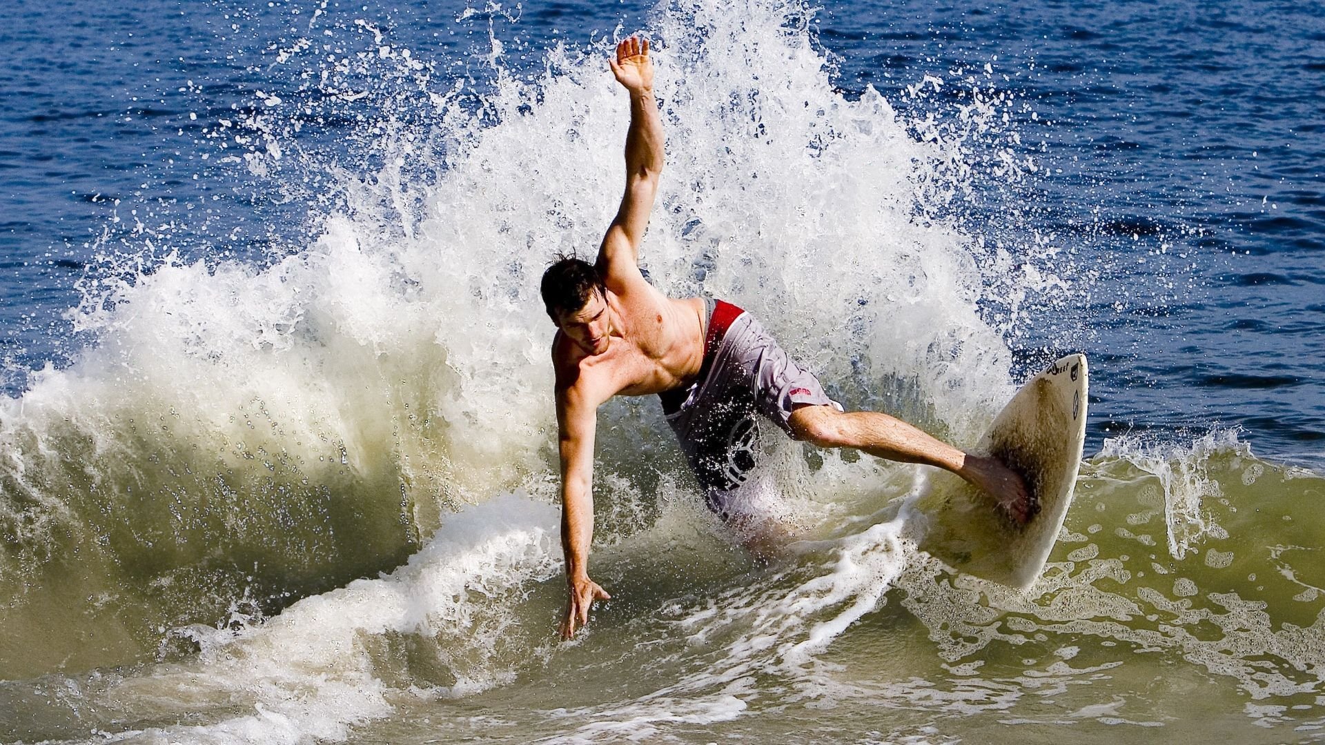 开云下载-篮坛绝境与绿茵逆转，体育史诗中的意志较量