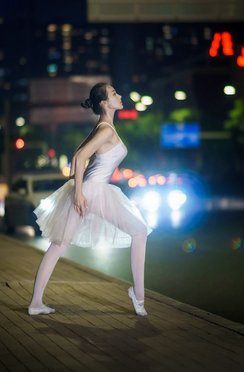 开云体育官网-NBA总决赛历史性一刻,北京队强势击败浙江队,问鼎总冠军